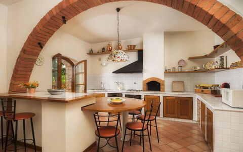 Fonte Pinella 8: Mueble, Diseño De Interiores, Pared, Piso, Madera, Techo, Cocina, Silla, Mesa, Suelo
