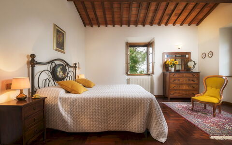 Fonte Pinella 8: Mueble, Cama, Diseño De Interiores, Habitación, Pared, Lecho, Sábana, Piso, Madera, Suelo