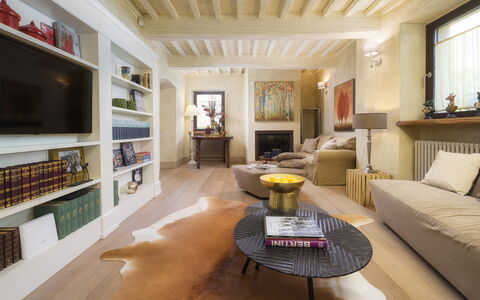 La Dama del Bosco 8+3: Mueble, Diseño De Interiores, Piso, Suelo, Sofá, Pared, Sala, Casa, Madera, Habitación