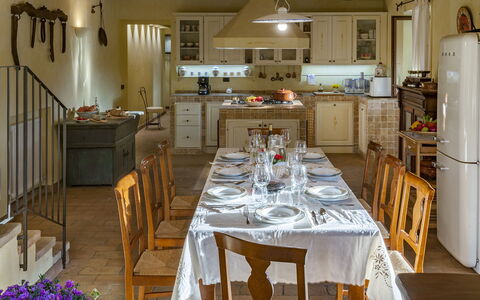 Villa Il Baiocco 8: Mueble, Diseño De Interiores, Silla, Mesa, Piso, Madera, Cocina Y Comedor Mesa, Techo, Comedor, Habitación
