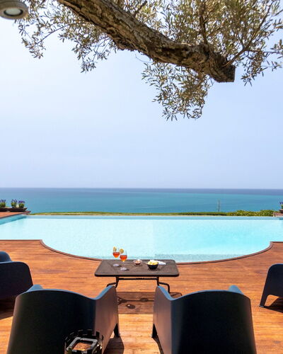 Villa Terra del Sole 8: Agua, Piscina, Recurso, Mueble, Mar, Mueble Para Exteriores, Eco Hotel, Oceano, Oscuridad, Puesta De Sol