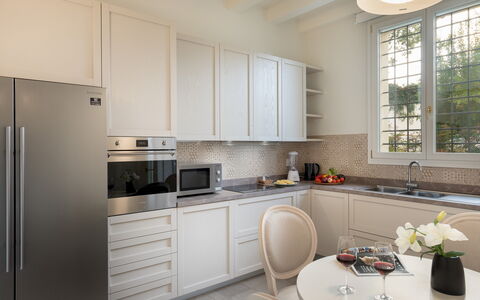 Villa Pergola 8: Cocina, Aparato De Cocina, Mueble, Diseño De Interiores, Mostrador, Gabinetes, Piso, Electrodoméstico, Madera, Casa