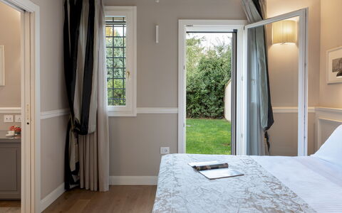 Villa Pergola 8: Diseño De Interiores, Mueble, Habitación, Pared, Cama, Madera, Casa, Techo, Textil, Encendiendo