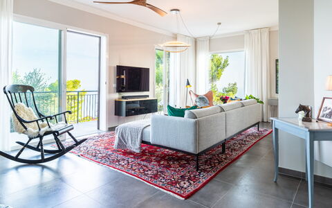 Villa nel Blu 8: Mueble, Diseño De Interiores, Piso, Silla, Mesa, Madera, Suelo, Sala, Sofá, Encendiendo