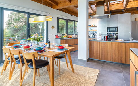 Villa nel Blu 8: Mueble, Madera, Diseño De Interiores, Cocina Y Comedor Mesa, Silla, Cocina, Piso, Comedor, Mesa, Mostrador