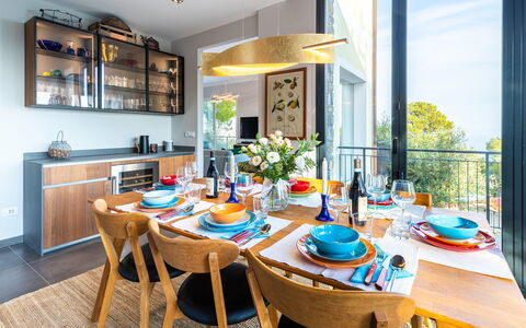 Villa nel Blu 8: Mueble, Diseño De Interiores, Mesa, Cocina Y Comedor Mesa, Silla, Comedor, Habitación, Departamento, Restaurante, Planta De Casa