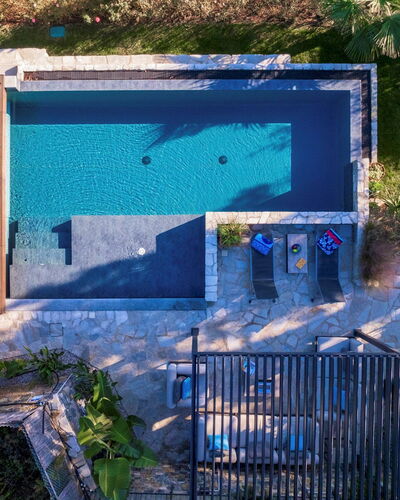 Villa nel Blu 8: Azul, Piscina, Mueble Para Exteriores, Recurso, Mueble, Sunlounger, Silla, Material Compuesto, Ocio, Eco Hotel