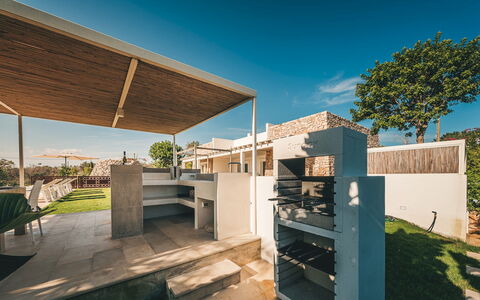 Villa la Pupazza 8: Diseño Urbano, Material Compuesto, Sombra, Paisajismo, La Luz Del Día, Balcón, Patio Interior
