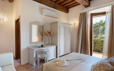 La Buganvilla 14: Mueble, Diseño De Interiores, Casa, Techo, Habitación, Piso, Suelo, Encendiendo, Cama, Habitación