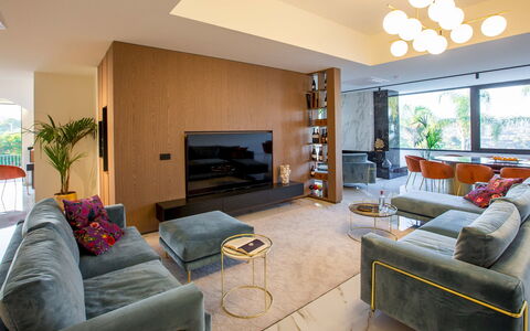 Villa Ingrid 12: Mueble, Diseño De Interiores, Piso, Sofá, Suelo, Pared, Sala, Madera, Techo, Mesa
