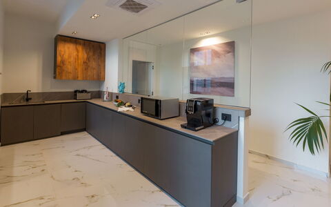 Villa Ingrid 12: Diseño De Interiores, Cocina, Mostrador, Piso, Madera, Mueble, Aparato De Cocina, Techo, Gabinetes, Suelo