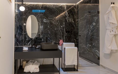 Villa Ingrid 12: Diseño De Interiores, Pared, Arreglo De Tubería, Piso, Lavabo Del Baño, Baño, Suelo, Grifo, Lavabo, Mostrador