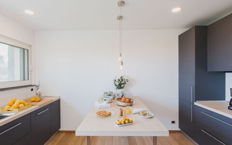 Villa Kimia 8: Cocina, Mostrador, Diseño De Interiores, Mueble, Aparato De Cocina, Madera, Gabinetes, Piso, Lámpara, Techo