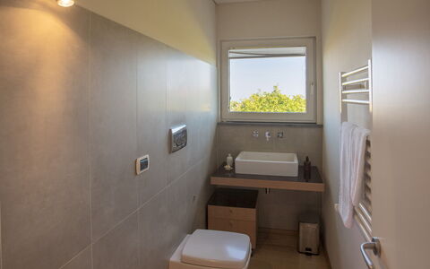 Villa Kimia 8: Piso, Baño, Pared, Arreglo De Tubería, Diseño De Interiores, Suelo, Lavabo Del Baño, Lavabo, Grifo, Plomería