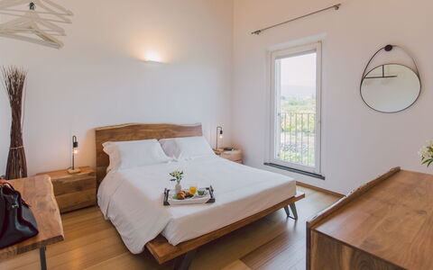 Villa Kimia 8: Mueble, Madera, Habitación, Diseño De Interiores, Cama, Casa, Piso, Suelo, Suelos De Madera, Sábana