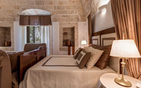 Masseria Tarsia Incuria 8+4: Mueble, Diseño De Interiores, Habitación, Techo, Piso, Cama, Suelo, Encendiendo, Habitación, Lámpara