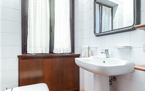 Tenuta Contessa Chiara 17: Lavabo Del Baño, Arreglo De Tubería, Baño, Plomería, Lavabo, Grifo, Espejo, Toalla, Loseta, Baño