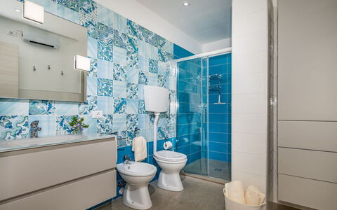 Dama dei Venti 6+2: Azul, Arreglo De Tubería, Piso, Suelo, Diseño De Interiores, Baño, Lavabo, Loseta, Baño, Plomería