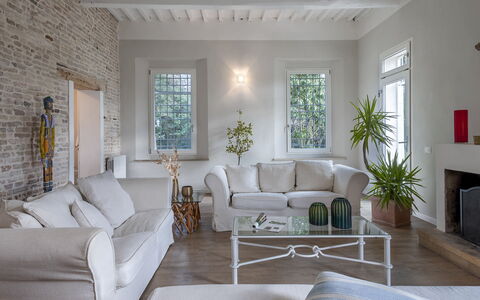 Villa Rustica 8: Mueble, Diseño De Interiores, Pared, Piso, Sofá, Madera, Suelo, Techo, Sala, Casa