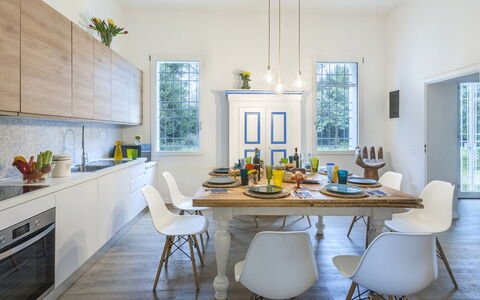 Villa Rustica 8: Mueble, Diseño De Interiores, Silla, Piso, Mesa, Comedor, Madera, Cocina Y Comedor Mesa, Habitación, Techo