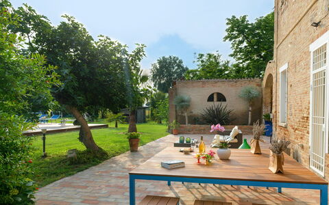 Villa Rustica 8: Mueble, Silla, Mueble Para Exteriores, Mesa, Jardín, Mesa Al Aire Libre, Ladrillo, Patio Interior, Patio, Sombra