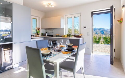 Tramonto Albese 4: Casa, Mueble, Diseño De Interiores, Departamento, Silla, Cocina Y Comedor Mesa, Cocina, Planta De Casa, Mostrador, Electrodoméstico