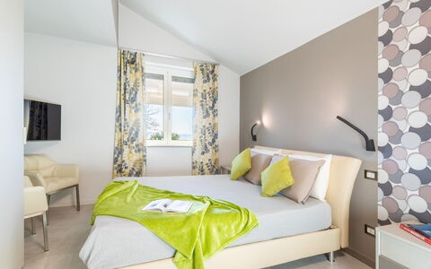Tramonto Albese 4: Mueble, Diseño De Interiores, Piso, Suelo, Habitación, Techo, Casa, Cama, Habitación, Textil