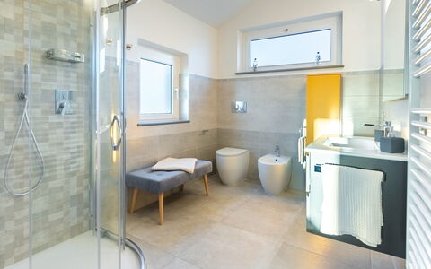 Tramonto Albese 4: Baño, Piso, Arreglo De Tubería, Diseño De Interiores, Suelo, Baño, Grifo, Plomería, Lavabo, Loseta