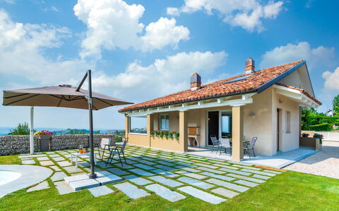 Tramonto Albese 4: Casa, Techo, Casa, Cabaña, Inmuebles, Casa De Campo, Mueble Para Exteriores, Villa, Yarda, Balcón