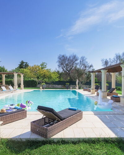 Villa la Dolce Vita 6: Piscina, Fuente De Agua, Material Compuesto, Inmuebles, Jardín, Sombra, Recurso, Columna, Paisajismo, Hacienda
