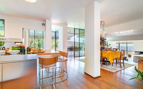 Villa degli Ulivi 8: Mueble, Diseño De Interiores, Piso, Silla, Suelo, Madera, Techo, Cocina Y Comedor Mesa, Cocina, Mesa