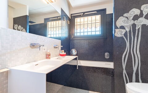 Villa degli Ulivi 8: Pared, Baño, Arreglo De Tubería, Piso, Diseño De Interiores, Suelo, Loseta, Plomería, Grifo, Lavabo Del Baño