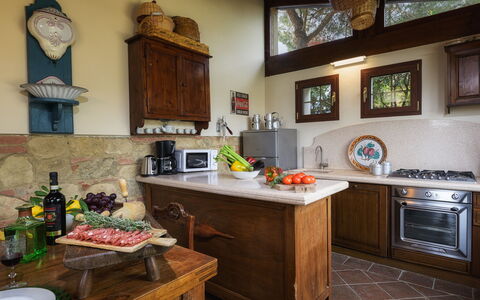 Il Fienile 4: Mueble, Cocina, Diseño De Interiores, Mostrador, Madera, Piso, Gabinetes, Aparato De Cocina, Encendiendo, Habitación