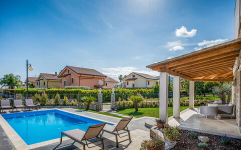 Villa Gallus 6: Barrio Residencial, Casa, Casa, Techo, Piscina, Inmuebles, Cabaña, Jardín, Ocio, Recurso