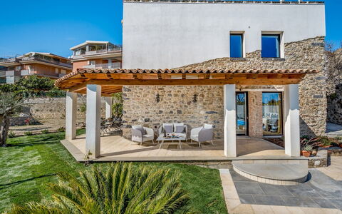 Villa Gallus 6: Arquitectura, Casa, Inmuebles, Sombra, Villa, Balcón, Diseño, Patio, Patio, Estructura Al Aire Libre