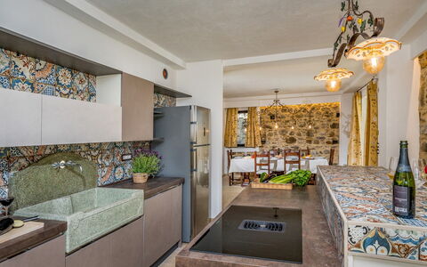 Villa Gallus 6: Pared, Diseño De Interiores, Mostrador, Piso, Techo, Cocina, Encendiendo, Suelo, Arreglo De Tubería, Casa