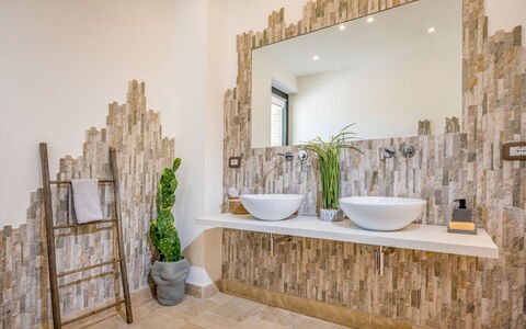 Villa Gallus 6: Diseño De Interiores, Arreglo De Tubería, Baño, Grifo, Loseta, Material Natural, Espejo, Lavabo Del Baño, Plomería, Lámpara