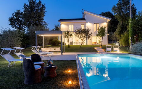 Villa Petrillo 6: Piscina, Barrio Residencial, Casa, Casa, Recurso, Inmuebles, Jardín, Villa, Eco Hotel, Césped
