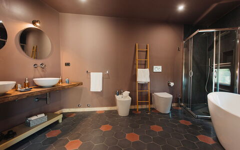 Villa Sumac 6: Diseño De Interiores, Piso, Arreglo De Tubería, Suelo, Baño, Encendiendo, Techo, Plomería, Marrón, Lámpara