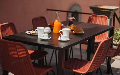 Villa Sumac 6: Mueble, Mesa, Silla, Mesa Al Aire Libre, Manchas De Madera, Mueble Para Exteriores, Restaurante, Diseño, Comedor, Mesa De Café