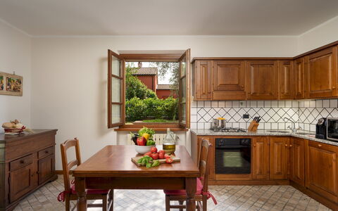 Villa Irene 6: Mueble, Diseño De Interiores, Cocina, Piso, Gabinetes, Madera, Mostrador, Aparato De Cocina, Casa, Suelo