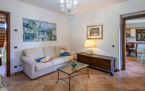 Villa Banci 8: Mueble, Diseño De Interiores, Sofá, Piso, Suelo, Sala, Techo, Habitación, Mesa, Marco