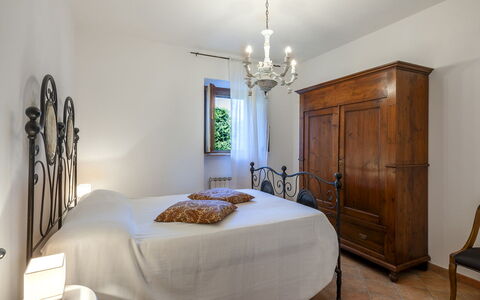 Villa Banci 8: Mueble, Diseño De Interiores, Cama, Habitación, Pared, Piso, Sábana, Suelo, Lecho, Techo