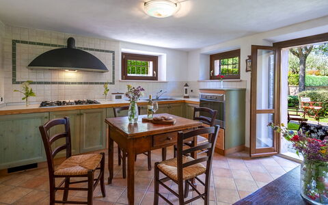 Villa Banci 8: Mueble, Diseño De Interiores, Madera, Piso, Cocina, Mesa, Mostrador, Techo, Encendiendo, Casa