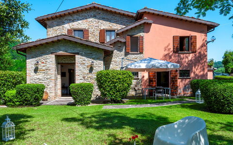 Villa Banci 8: Casa, Casa, Barrio Residencial, Arbusto, Fachada, Cabaña, Jardín, Puerta, Techo, Inmuebles