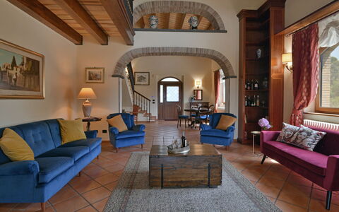 Villa Biddizza 10: Mueble, Diseño De Interiores, Sofá, Piso, Mesa, Madera, Habitación, Sala, Silla, Suelo
