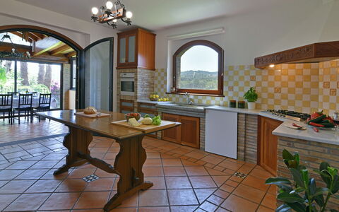 Villa Biddizza 10: Mueble, Diseño De Interiores, Cocina, Piso, Mostrador, Casa, Techo, Encendiendo, Silla, Suelo