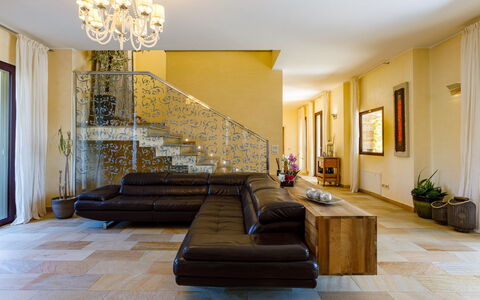 Villa Alais 8: Diseño De Interiores, Mueble, Piso, Suelo, Sofá, Pared, Madera, Sala, Techo, Suelos De Madera