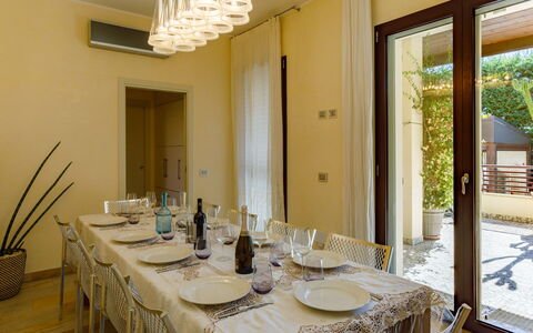 Villa Alais 8: Mueble, Diseño De Interiores, Piso, Suelo, Madera, Techo, Mesa, Silla, Encendiendo, Comedor
