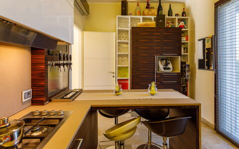 Villa Alais 8: Mueble, Diseño De Interiores, Cocina, Mostrador, Aparato De Cocina, Gabinetes, Piso, Madera, Electrodoméstico, Techo